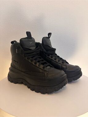 Nike Women’s Roam Mid